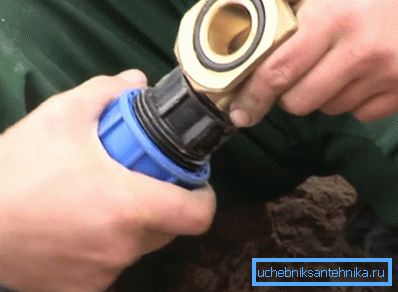 La partie interne du tuyau est attachée avec un raccord La partie interne du tuyau est attachée avec un raccord
