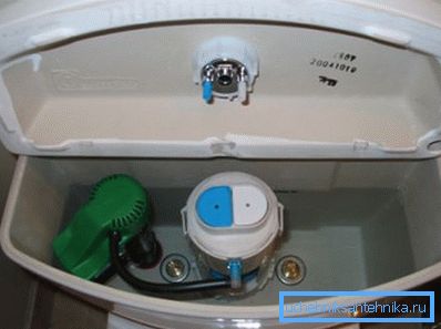 À l'intérieur, il y a un mécanisme qui permet le déchargement et le remplissage ultérieur du réservoir. À l'intérieur, il y a un mécanisme qui permet le déchargement et le remplissage ultérieur du réservoir.