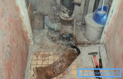 Dans de nombreuses maisons, les anciennes eaux usées ont réussi à passer Dans de nombreuses maisons, les anciennes eaux usées ont réussi à passer