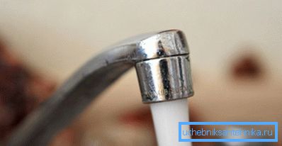 L'eau du robinet ne doit pas couler dans un mince ruisseau, par gravité. Une surpression est requise. L'eau du robinet ne doit pas couler dans un mince ruisseau, par gravité. Une surpression est requise.