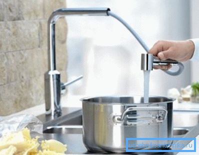 L'eau devient disponible à l'extérieur de l'évier.