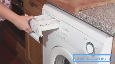 De l'eau est versée directement dans ce compartiment. De l'eau est versée directement dans ce compartiment.