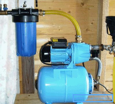 L'eau pour la mise peut être versée à travers l'entonnoir L'eau pour la mise peut être versée à travers l'entonnoir