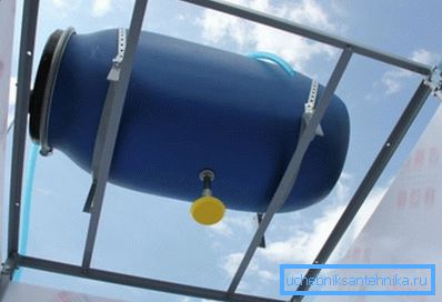 Réservoir d'eau en fûts en plastique. Réservoir d'eau en fûts en plastique.