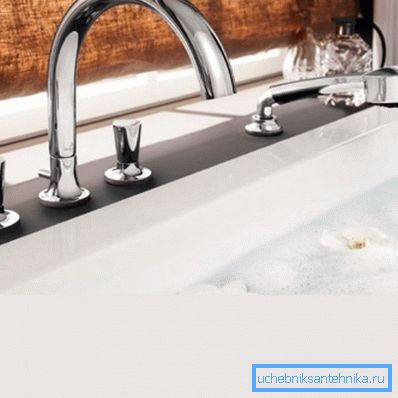 C’est ainsi qu’un mitigeur à deux vannes est installé au bord d’une baignoire avec douche. C’est ainsi qu’un mitigeur à deux vannes est installé au bord d’une baignoire avec douche.