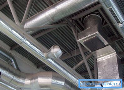 Les conduits d'air sont fixés au plafond de la pièce Les conduits d'air sont fixés au plafond de la pièce