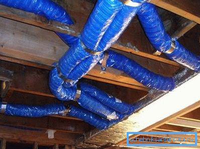 Conduits d'air fixés au plafond