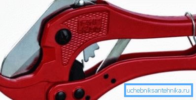 La possibilité d'utiliser cet outil offre une coupe nette et uniforme. La possibilité d'utiliser cet outil offre une coupe nette et uniforme.