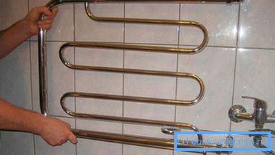3971 Insert du porte-serviettes chauffant dans le contour de l'alimentation en eau chaude
