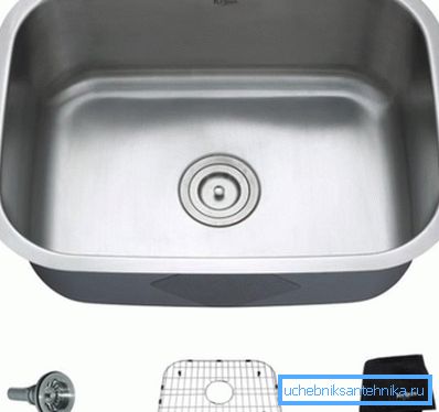 Rincer l'évier avec un ensemble d'accessoires. Rincer l'évier avec un ensemble d'accessoires.