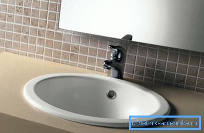 Le lavabo à mortaise est maintenu en place par son propre poids.