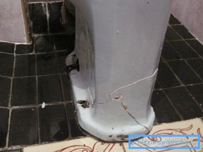 Il est peu probable que l'ancienne toilette soit utilisée quelque part, vous pouvez donc la casser en toute sécurité Il est peu probable que l'ancienne toilette soit utilisée quelque part, vous pouvez donc la casser en toute sécurité