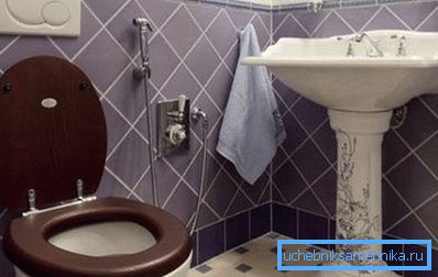 Robinet encastré avec douche hygiénique à l'intérieur de la salle de bain