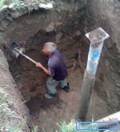 Nous creusons un fossé pour un caisson. Nous creusons un fossé pour un caisson.