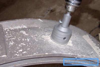 Découpez un trou pour le tuyau dans l’anneau en béton. Découpez un trou pour le tuyau dans l’anneau en béton.