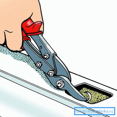 Découpez le trou pour la fixation du tuyau de drainage Découpez le trou pour la fixation du tuyau de drainage