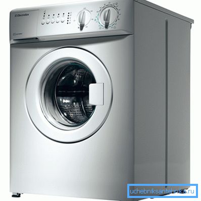 La hauteur du corps de la machine sur la photo - seulement 67 centimètres. Chargement - 3 kilogrammes de linge sec. La hauteur du corps de la machine sur la photo - seulement 67 centimètres. Chargement - 3 kilogrammes de linge sec.