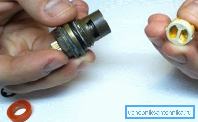 Nous sortons une paire de céramique avec une tige du corps Nous sortons une paire de céramique avec une tige du corps