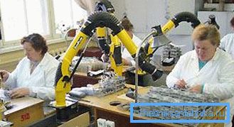 Une hotte aspirante est installée au-dessus de chaque bureau. Photo Une hotte aspirante est installée au-dessus de chaque bureau. Photo