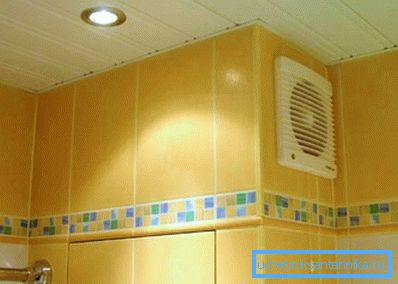 Hotte dans la salle de bain, équipée d'un ventilateur Hotte dans la salle de bain, équipée d'un ventilateur