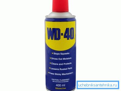 Le WD-40 aide à éliminer la colle à la surface de la cuvette des toilettes Le WD-40 aide à éliminer la colle à la surface de la cuvette des toilettes