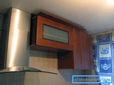 Un conduit de ventilation est caché derrière une boîte en métal. Un conduit de ventilation est caché derrière une boîte en métal.