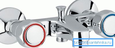 Différents robinets sont responsables de l'alimentation en eau chaude et froide. Différents robinets sont responsables de l'alimentation en eau chaude et froide.