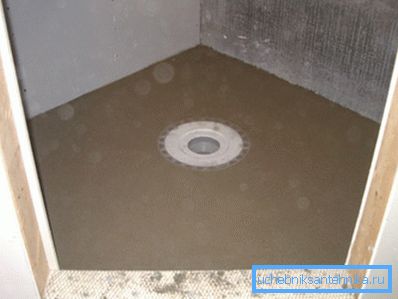 Sol bétonné avec un évier au centre. D'en haut, vous pouvez poser du parquet. Sol bétonné avec un évier au centre. D'en haut, vous pouvez poser du parquet.