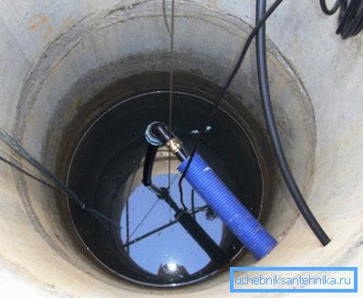 Nous prenons de l'eau dans le système de la maison à travers le tuyau de sortie.