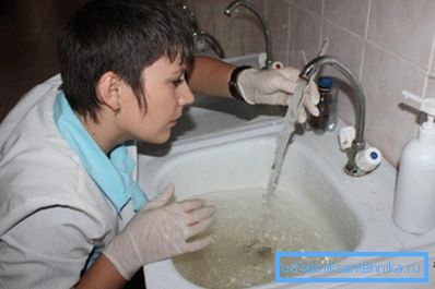 La consommation d'eau doit être faite dans des gants médicaux. La consommation d'eau doit être faite dans des gants médicaux.