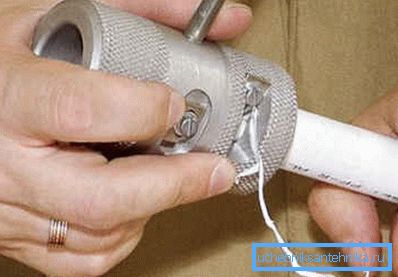 Nous nettoyons l'extrémité avec un rasoir et retirons le chanfrein.