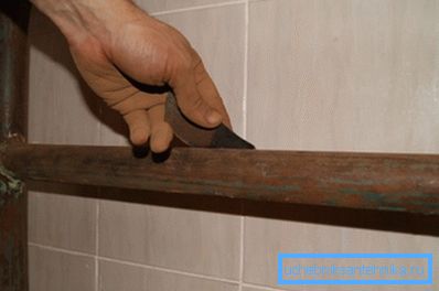 Poncer la surface avec du papier de verre Poncer la surface avec du papier de verre