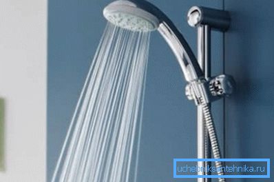 La pomme de douche fixe pendant le fonctionnement n'a pas besoin de l'aide des mains La pomme de douche fixe pendant le fonctionnement n'a pas besoin de l'aide des mains