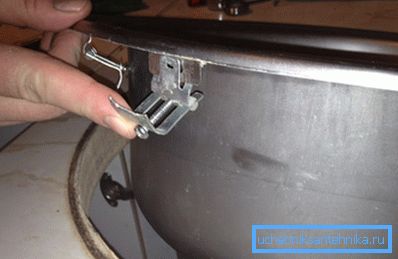 Pliez la pièce avec les dents à l'intérieur.