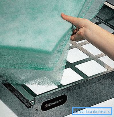 Pose de matériaux fins et fibreux dans le logement du filtre Pose de matériaux fins et fibreux dans le logement du filtre