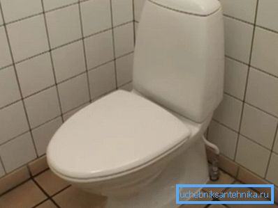 Le couvercle fermé empêche les bactéries de se répandre dans les toilettes Le couvercle fermé empêche les bactéries de se répandre dans les toilettes