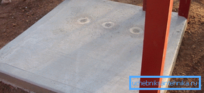 Plateforme en béton inondée avec supports de châssis de chaque côté Plateforme en béton inondée avec supports de châssis de chaque côté