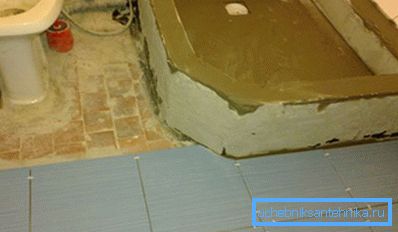 Remplir une chape en béton et couler les murs latéraux en briques.