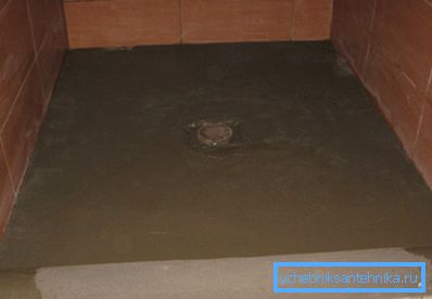 La chape en béton est coulée dans la base du sol après l'installation d'un drain. La chape en béton est coulée dans la base du sol après l'installation d'un drain.