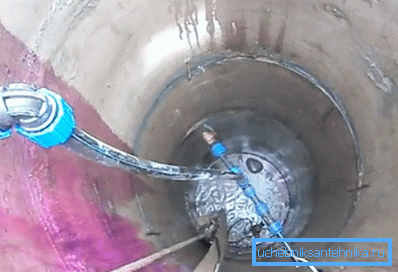 Verser la solution de permanganate de potassium sur les murs Verser la solution de permanganate de potassium sur les murs
