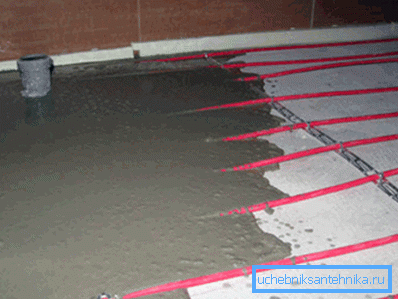 Remplissage de tuyaux avec du béton - dernière étape de l’installation d’un système de chauffage par le sol Remplissage de tuyaux avec du béton - dernière étape de l’installation d’un système de chauffage par le sol