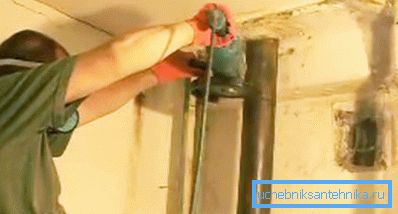 Remplacement de la conduite d’égout dans l’appartement: démontage de l’ancien tuyau. Remplacement de la conduite d’égout dans l’appartement: démontage de l’ancien tuyau.