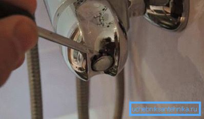 Le remplacement de la cartouche dans le mélangeur de la cabine de douche commence par le retrait de la poignée à vis Le remplacement de la cartouche dans le mélangeur de la cabine de douche commence par le retrait de la poignée à vis