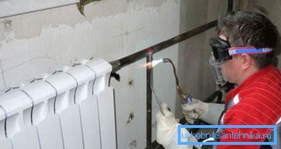 Remplacement des radiateurs dans l'appartement par un soudage au gaz par un spécialiste qualifié Remplacement des radiateurs dans l'appartement par un soudage au gaz par un spécialiste qualifié