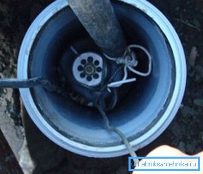 Un câble coincé entre la pompe et le mur pose souvent des problèmes lors du levage de la pompe. Eh bien, si cela se passe dans la ligne de mire remplacement de la pompe