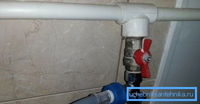 Vannes d'arrêt sur le tuyau qui fournit de l'eau à la machine à laver Vannes d'arrêt sur le tuyau qui fournit de l'eau à la machine à laver