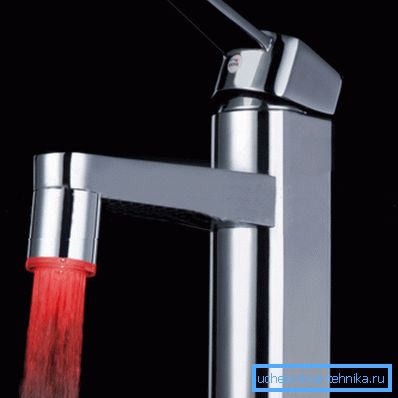 Pour faire briller un jet d’eau dans l’obscurité, vous pouvez utiliser les DEL intégrées Pour faire briller un jet d’eau dans l’obscurité, vous pouvez utiliser les DEL intégrées