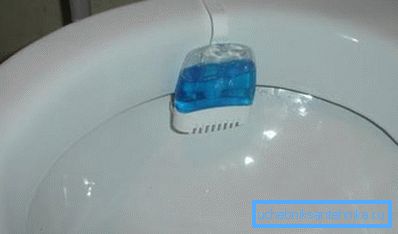 Ici, vous pouvez voir clairement comment fixer l’unité hygiénique pour la toilette. Ici, vous pouvez voir clairement comment fixer l’unité hygiénique pour la toilette.