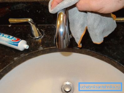 Le dentifrice est également un bon nettoyant.